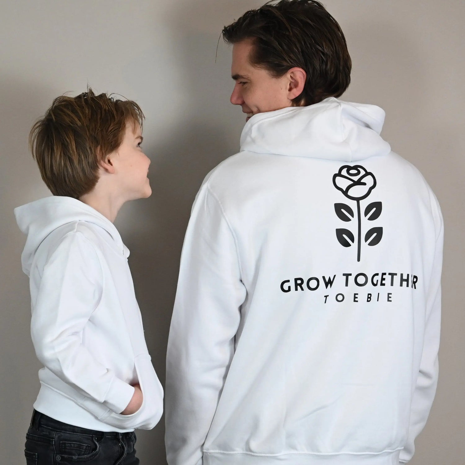 toebie vader en zoon hoodie in het wit met het design grow together achterkant