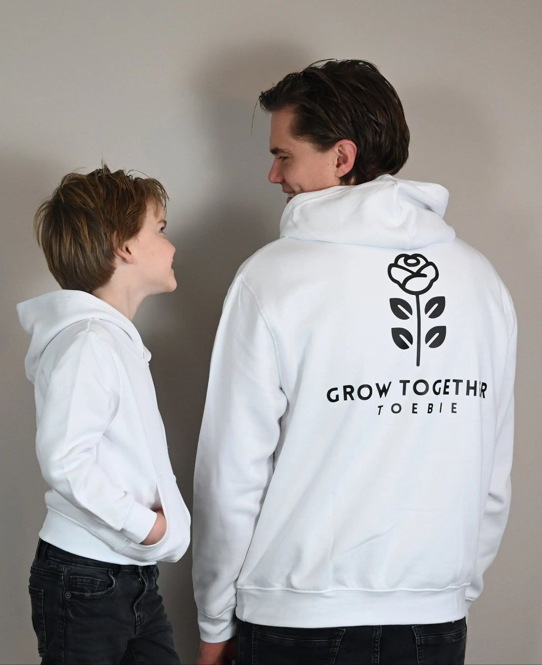 toebie vader en zoon hoodie in het wit met het design grow together achterkant