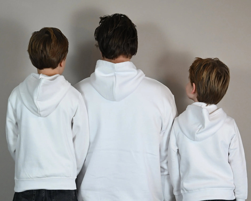 vader en zoon hoodie van toebie in het wit, vader en zoons staan met de rug naar ons toe