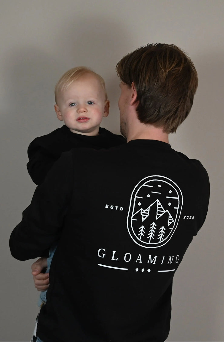 vader en baby dragen dezelfde sweater en poseren voor een foto