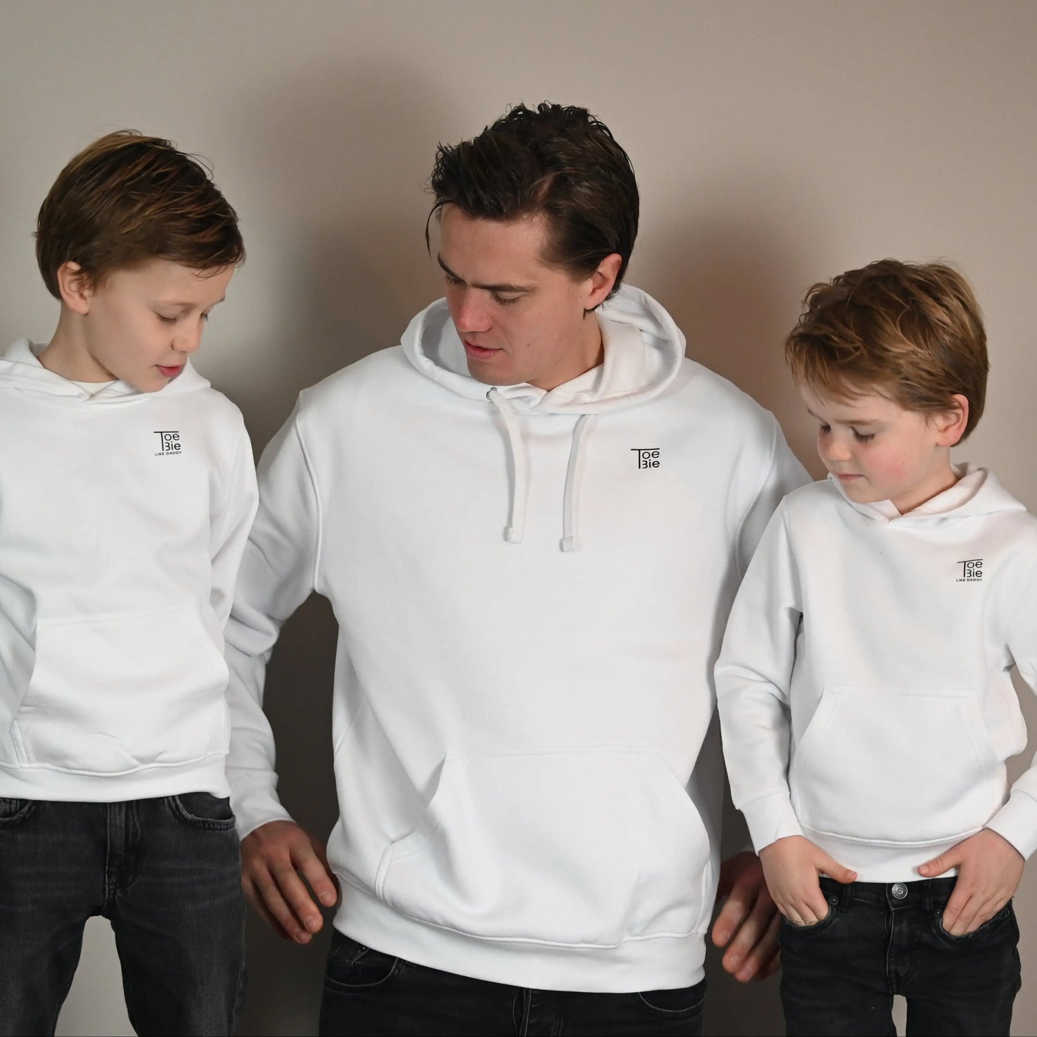 toebie vader en zoon hoodie in het wit met het design grow together voorkant