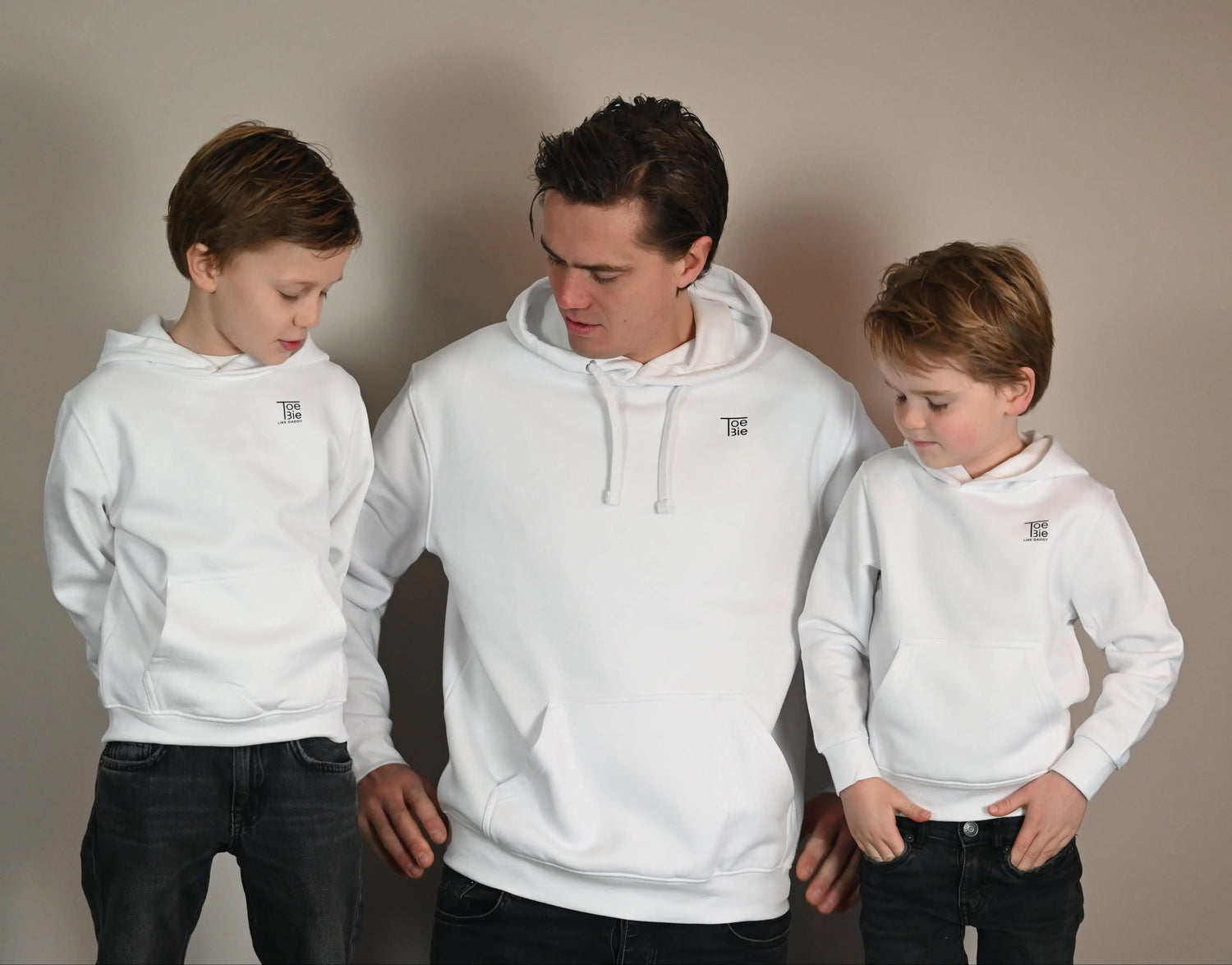 toebie vader en zoon hoodie in het wit met het design grow together voorkant