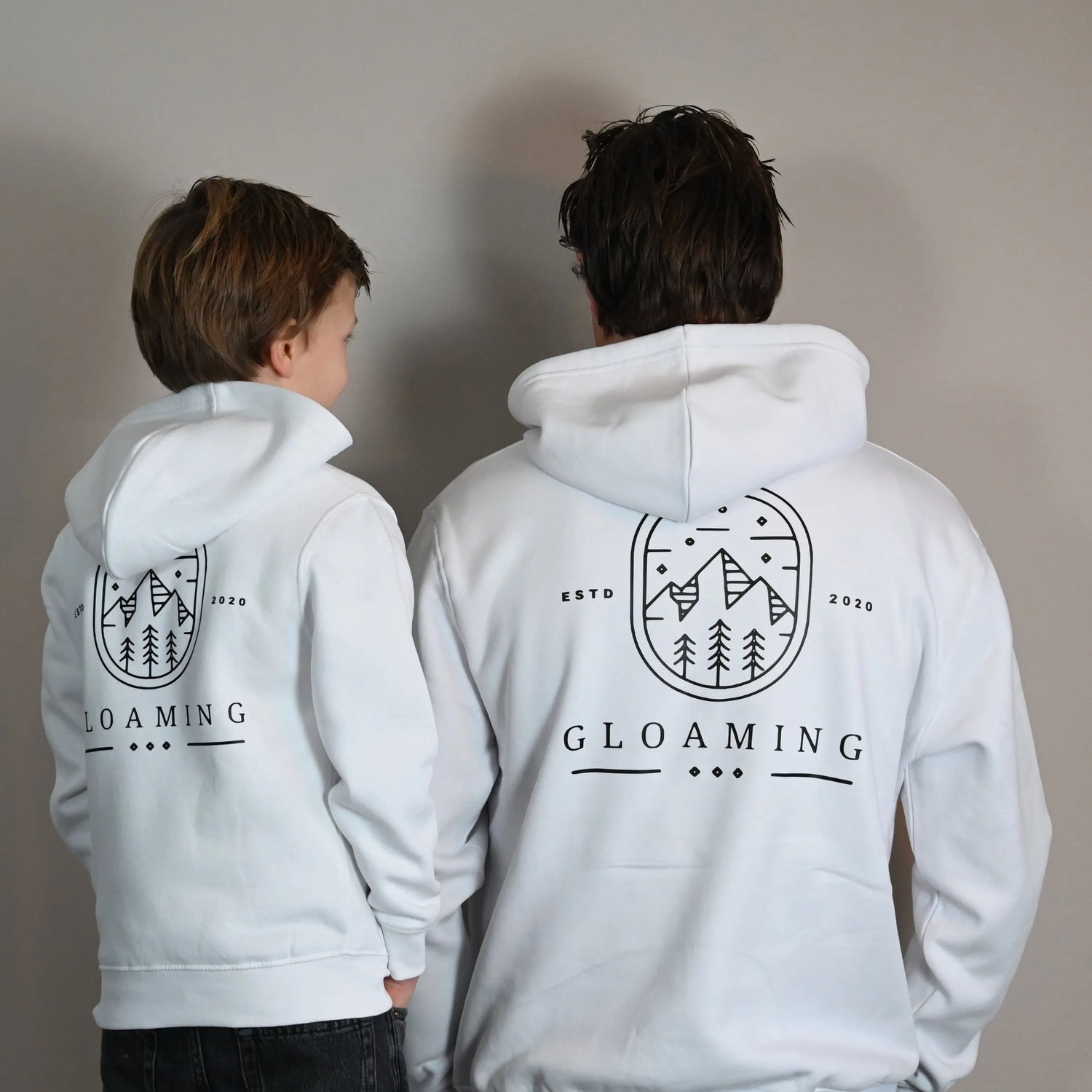 vader en zoon dragen matchende hoodie terwijl ze poseren