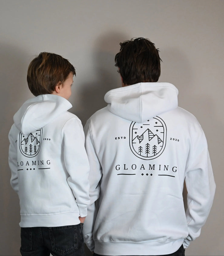 vader en zoon dragen matchende hoodie terwijl ze poseren